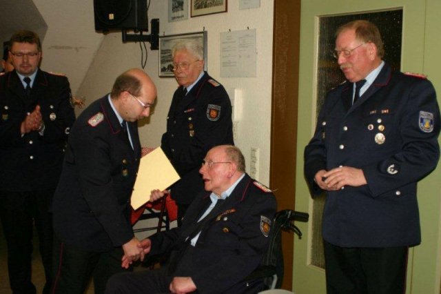 2012-02-11 -19- JHV FF BLtbg Ehrung R. Mueller (4)